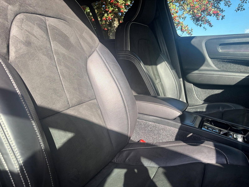 2020 Volvo XC40 in Red, photo 16 of 18