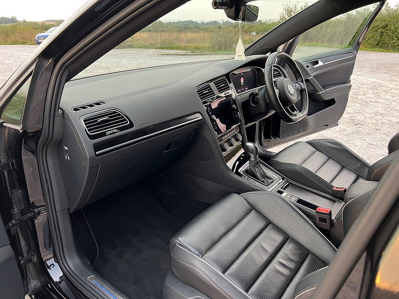 2019 Volkswagen Golf in Black, photo 17 of 26