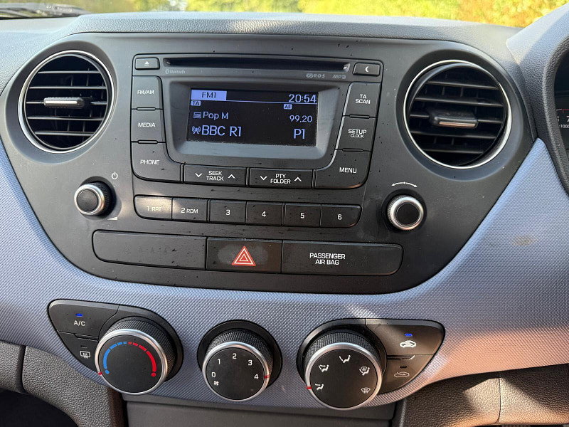 2015 Hyundai I10 in Black, photo 15 of 21