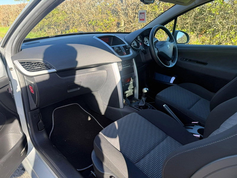2009 Peugeot 207 in Silver, photo 16 of 18