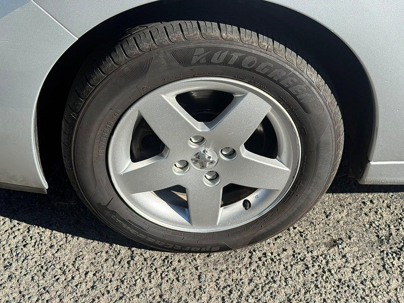 2009 Peugeot 207 in Silver, photo 12 of 18