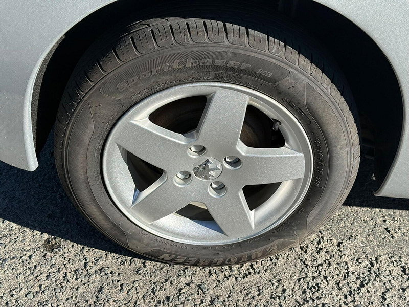 2009 Peugeot 207 in Silver, photo 9 of 18