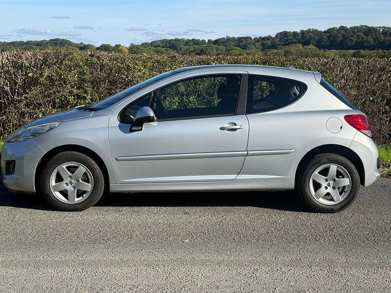 2009 Peugeot 207 in Silver, photo 2 of 18