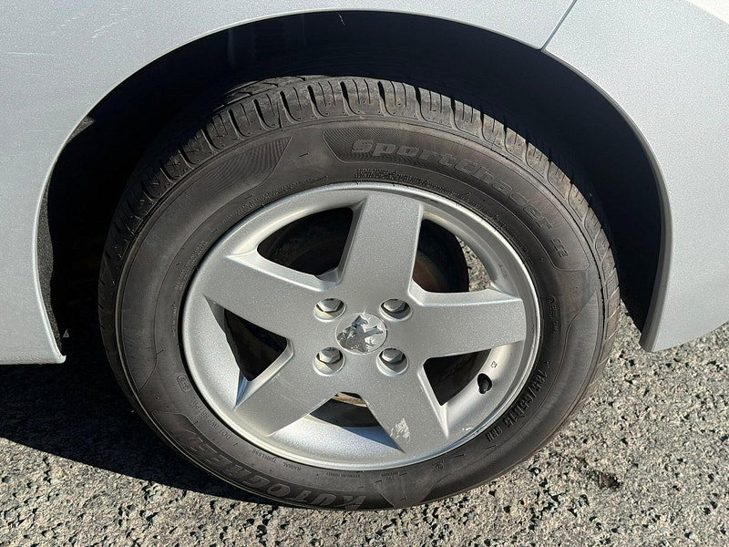 2009 Peugeot 207 in Silver, photo 11 of 18