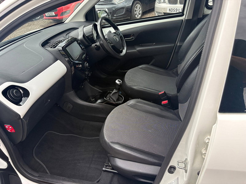 Toyota Aygo 1.0 VVT-i x-pression Hatchback 5dr Petrol Manual Euro 5 Euro 5 (68 ps)
