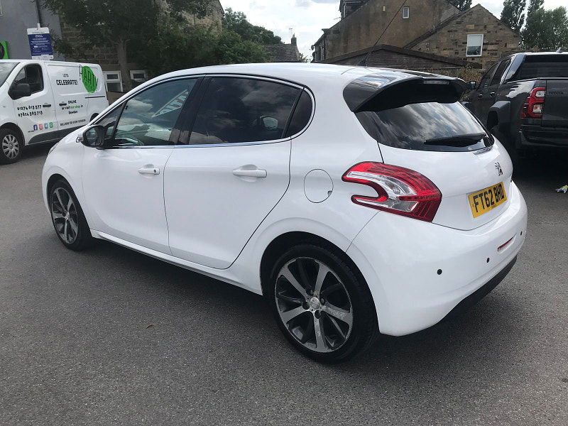 Peugeot 208 1.4L Allure e-HDi Semi-Auto Hatchback 5dr Diesel Semi Automatic Euro 5 (68 bhp) 5dr Semi Automatic 2025