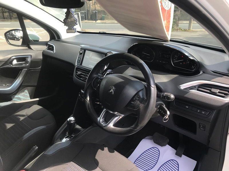 Peugeot 208 1.4L Allure e-HDi Semi-Auto Hatchback 5dr Diesel Semi Automatic Euro 5 (68 bhp) 5dr Semi Automatic 2025
