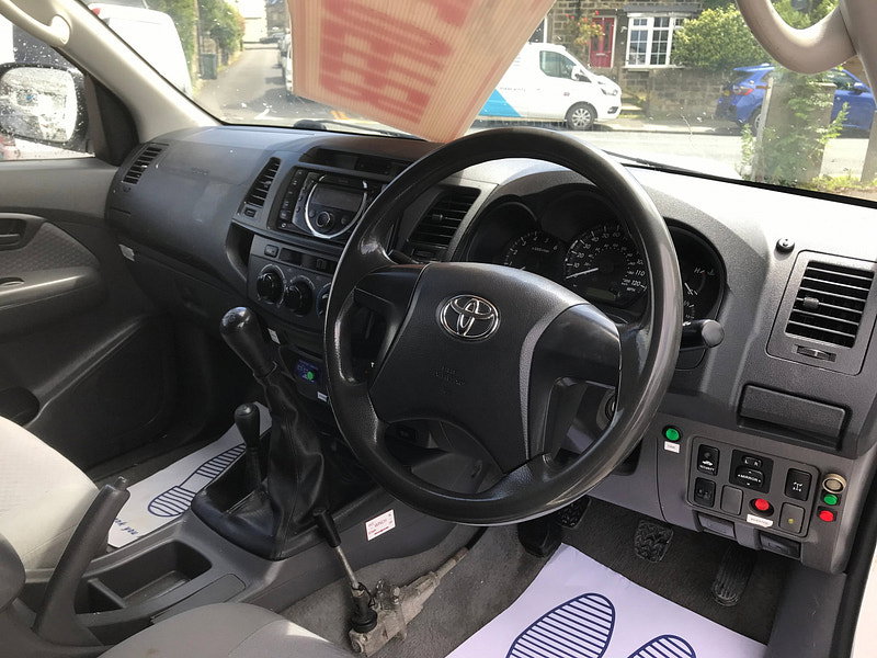 Toyota Hilux 2.5 D-4D HL2 Pickup Extended Cab 4dr Diesel Manual 4WD Euro 5 (144 ps) 4dr Manual 2026