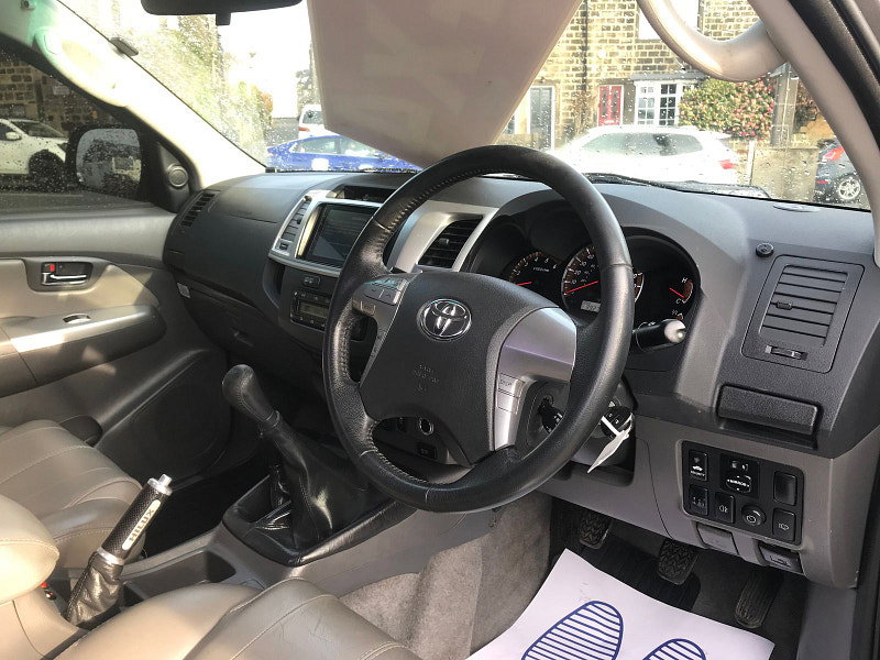 Toyota Hilux 3.0 D-4D Invincible Pickup Double Cab 4dr Diesel Manual 4WD Euro 5 (171 ps) 4dr Manual 2026