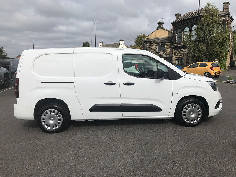 Vauxhall Combo 1.5L 2300 SportIVE TD S/S Diesel Manual Euro 6 (101 bhp) 6dr Manual 2025