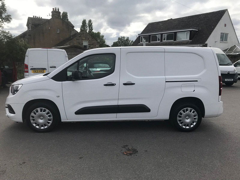 Vauxhall Combo 1.5L 2300 SportIVE TD S/S Diesel Manual Euro 6 (101 bhp) 6dr Manual 2025