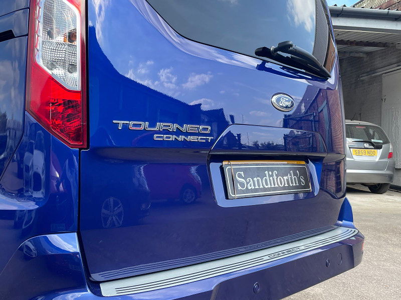 Ford Tourneo Connect 1.5 TDCi Titanium MPV 5dr Diesel Powershift Euro 6 (s/s) (120 ps) Only 2 former Keepers, 6 Services 5dr Automatic 2025
