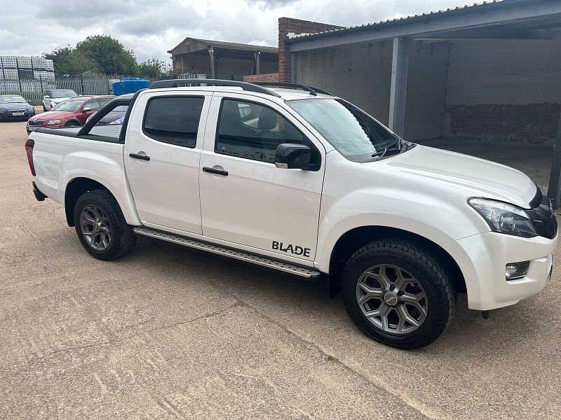 Isuzu D-Max 2.5 TD Blade Pickup 4dr Diesel Manual 4x4 (192 g/km, 161 bhp) 4dr Manual 2025