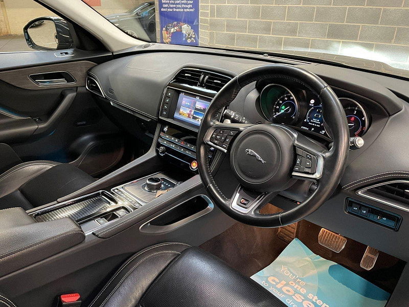 Jaguar F-PACE 3.0 D300 V6 S SUV 5dr Diesel Auto AWD Euro 6 (s/s) (300 ps) 7 Main Dealer Services 5dr Automatic 2025