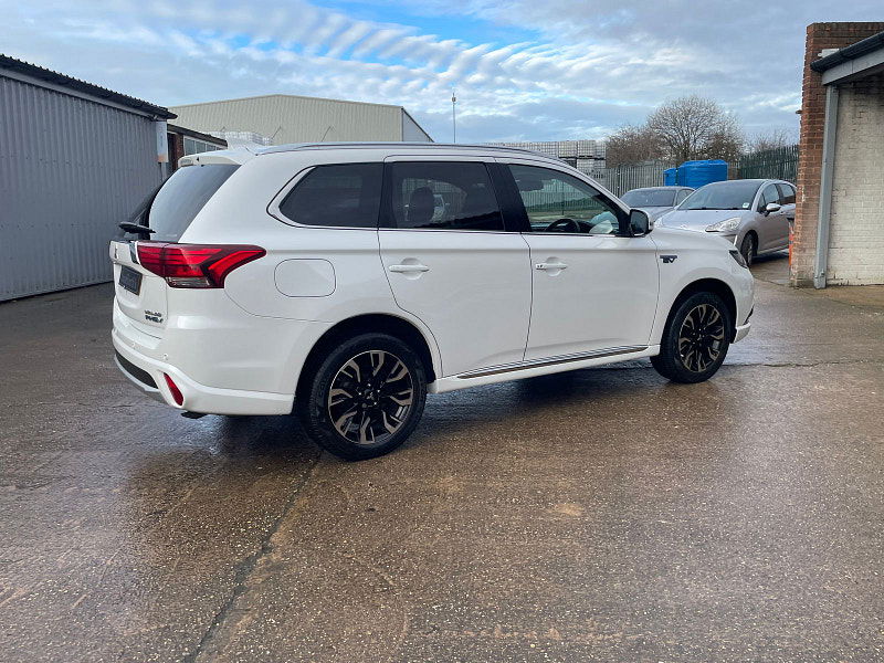 Mitsubishi Outlander 2.0h 12kWh GX4hs SUV 5dr Petrol Plug-in Hybrid CVT 4WD Euro 6 (s/s) (200 ps) 5dr Automatic 2026