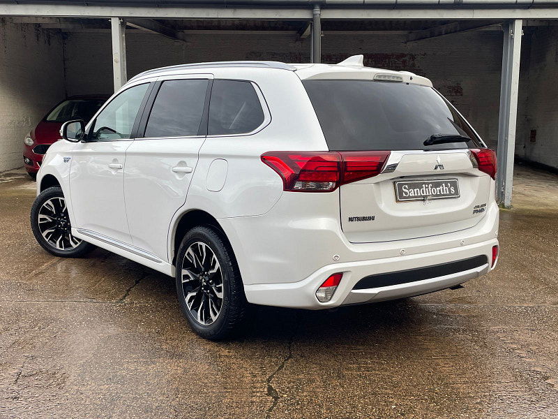 Mitsubishi Outlander 2.0h 12kWh GX4hs SUV 5dr Petrol Plug-in Hybrid CVT 4WD Euro 6 (s/s) (200 ps) 5dr Automatic 2026
