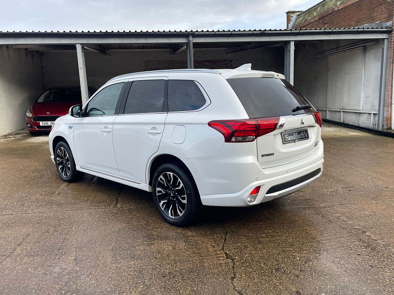 Mitsubishi Outlander 2.0h 12kWh GX4hs SUV 5dr Petrol Plug-in Hybrid CVT 4WD Euro 6 (s/s) (200 ps) 5dr Automatic 2026