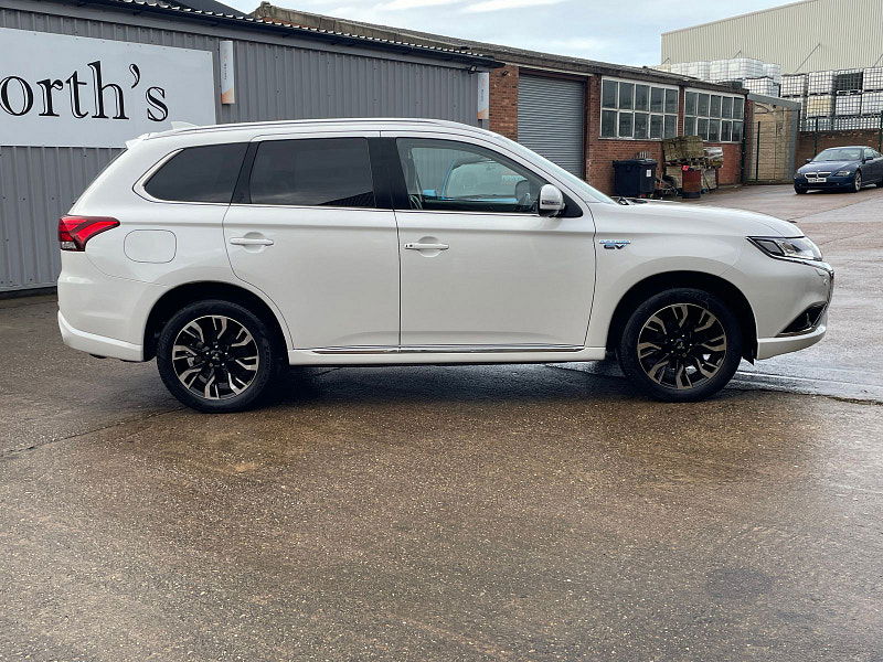 Mitsubishi Outlander 2.0h 12kWh GX4hs SUV 5dr Petrol Plug-in Hybrid CVT 4WD Euro 6 (s/s) (200 ps) 5dr Automatic 2026