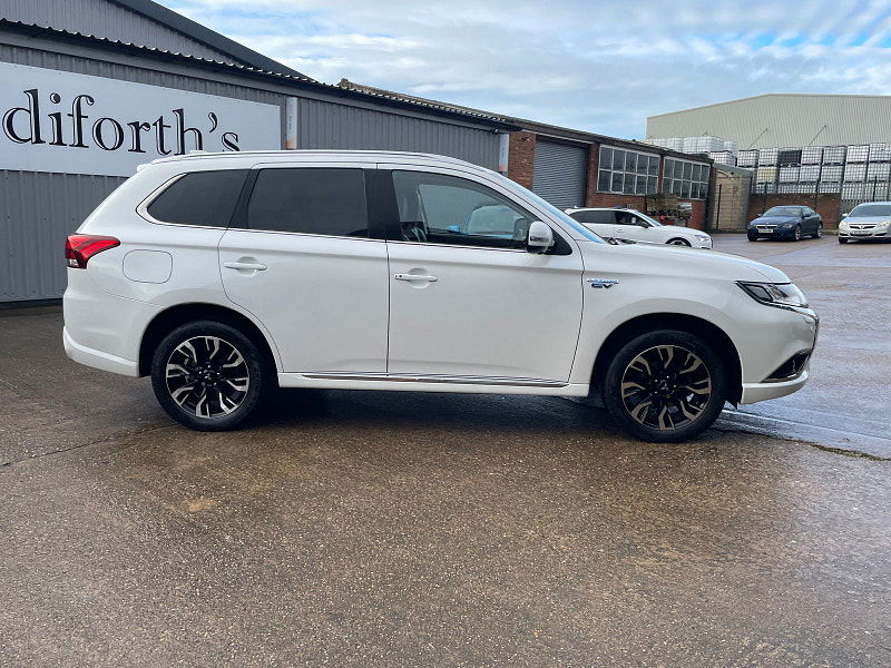 Mitsubishi Outlander 2.0h 12kWh GX4hs SUV 5dr Petrol Plug-in Hybrid CVT 4WD Euro 6 (s/s) (200 ps) 5dr Automatic 2026