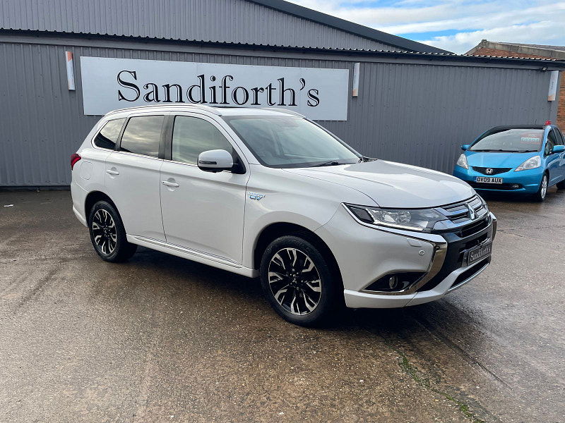 Mitsubishi Outlander 2.0h 12kWh GX4hs SUV 5dr Petrol Plug-in Hybrid CVT 4WD Euro 6 (s/s) (200 ps) 5dr Automatic 2026