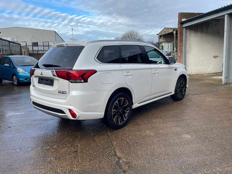 Mitsubishi Outlander 2.0h 12kWh GX4hs SUV 5dr Petrol Plug-in Hybrid CVT 4WD Euro 6 (s/s) (200 ps) 5dr Automatic 2026
