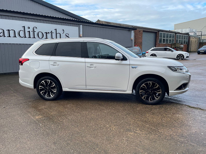 Mitsubishi Outlander 2.0h 12kWh GX4hs SUV 5dr Petrol Plug-in Hybrid CVT 4WD Euro 6 (s/s) (200 ps) 5dr Automatic 2026