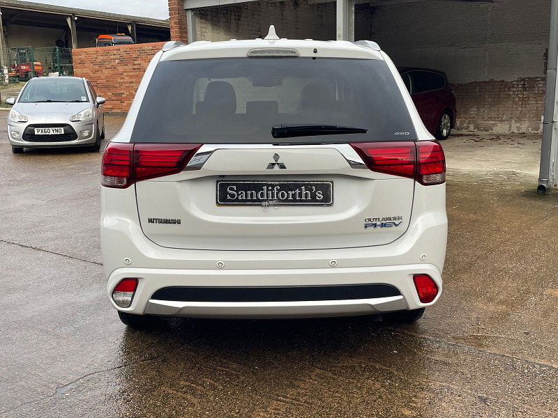 Mitsubishi Outlander 2.0h 12kWh GX4hs SUV 5dr Petrol Plug-in Hybrid CVT 4WD Euro 6 (s/s) (200 ps) 5dr Automatic 2026