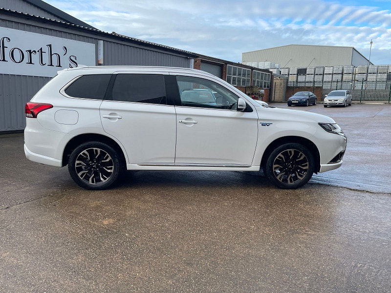 Mitsubishi Outlander 2.0h 12kWh GX4hs SUV 5dr Petrol Plug-in Hybrid CVT 4WD Euro 6 (s/s) (200 ps) 5dr Automatic 2026
