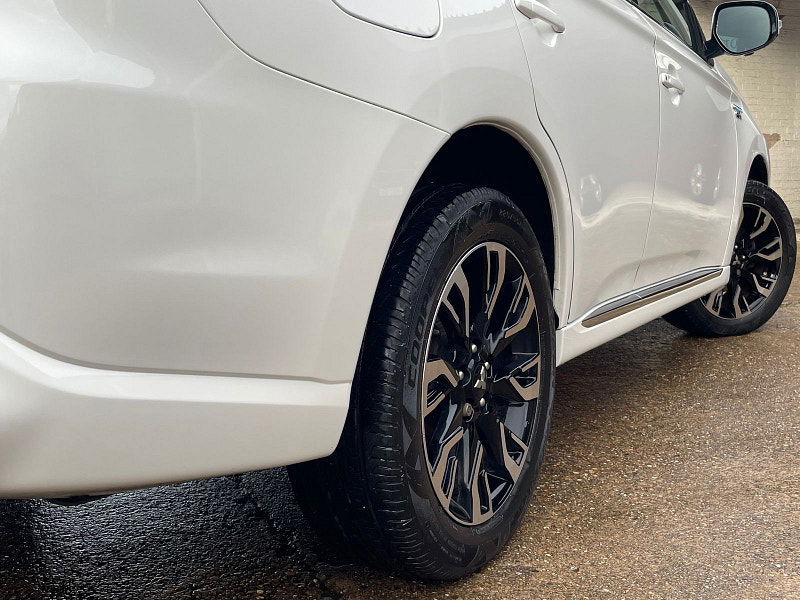 Mitsubishi Outlander 2.0h 12kWh GX4hs SUV 5dr Petrol Plug-in Hybrid CVT 4WD Euro 6 (s/s) (200 ps) 5dr Automatic 2026