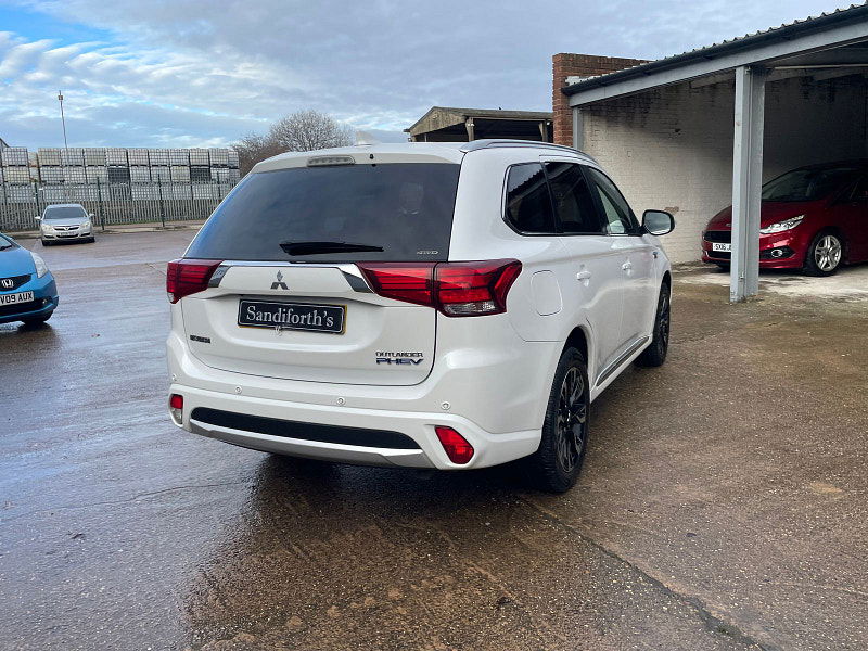 Mitsubishi Outlander 2.0h 12kWh GX4hs SUV 5dr Petrol Plug-in Hybrid CVT 4WD Euro 6 (s/s) (200 ps) 5dr Automatic 2026