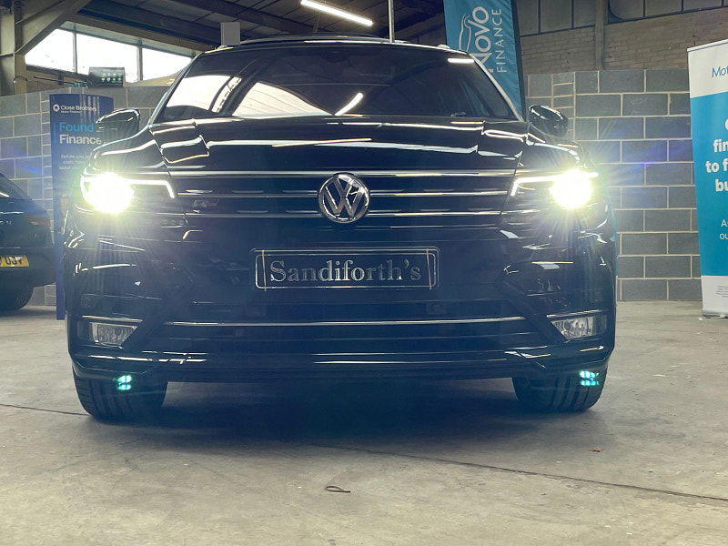 Volkswagen Tiguan 2.0 R-LINE TDI BMT 4MOTION DSG 5d 188 BHP PAN ROOF, HEAD UP DISPLAY DYNAUDIO, REVERSING CAMERA, SAT NAV 5dr Automatic 2025