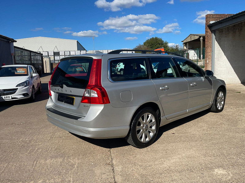 Volvo V70 2.0D SE Estate 5dr Diesel Manual Euro 4 (136 ps) 5dr Manual 2025