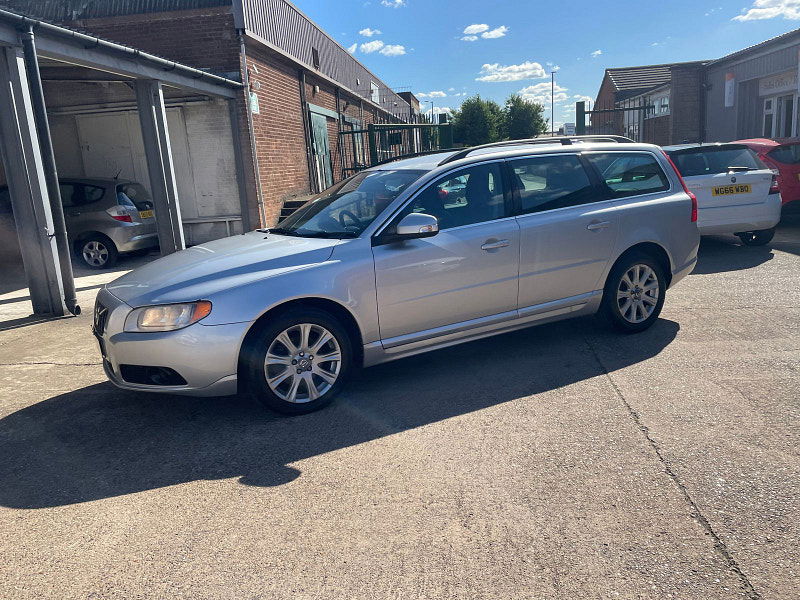 Volvo V70 2.0D SE Estate 5dr Diesel Manual Euro 4 (136 ps) 5dr Manual 2025