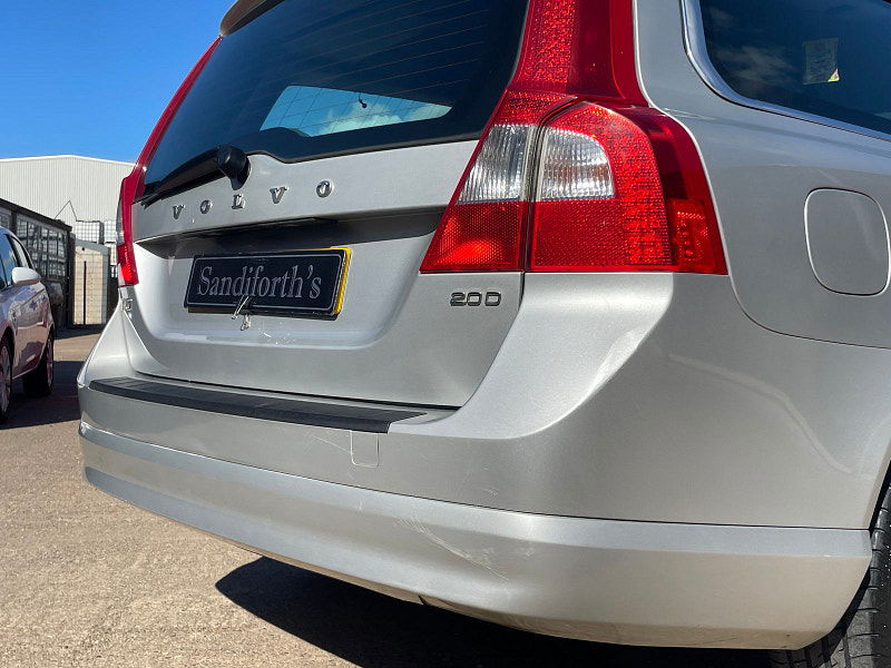 Volvo V70 2.0D SE Estate 5dr Diesel Manual Euro 4 (136 ps) 5dr Manual 2025