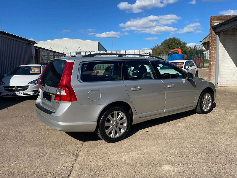 Volvo V70 2.0D SE Estate 5dr Diesel Manual Euro 4 (136 ps) 5dr Manual 2025