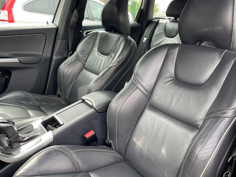 Volvo XC60 2.4 D5 R-Design Lux Nav SUV 5dr Diesel Auto AWD Euro 6 (s/s) (220 ps) Only 1 Former Keeper, 7 Services 5dr Automatic 2026
