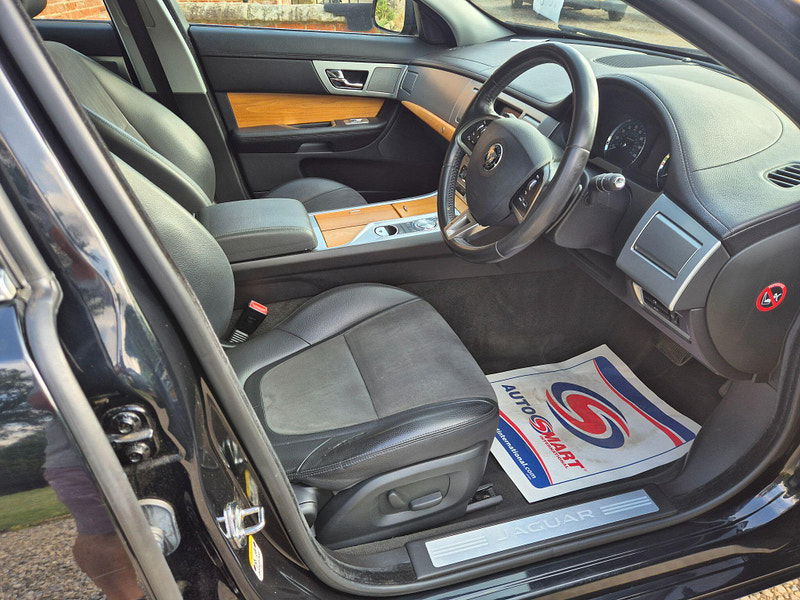 Jaguar XF 2.2d SE Business Auto Euro 5 (s/s) 4dr 4dr Automatic 2025
