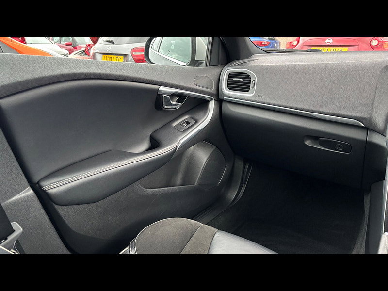 Volvo V40 2.0 T3 R-Design Nav Plus Hatchback 5dr Petrol Manual Euro 6 (s/s) (152 ps) 5dr Manual 2026