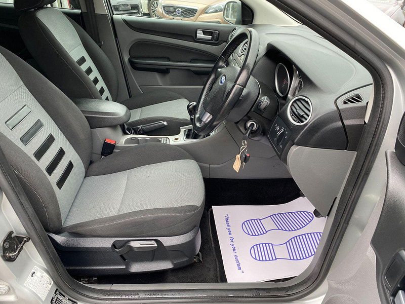 Ford Focus 1.6 Zetec 5dr 5dr Manual 2009
