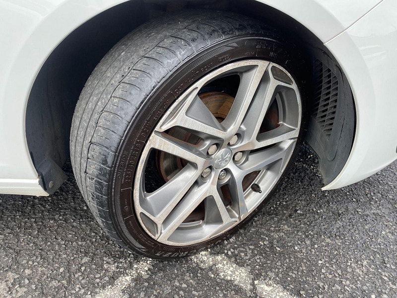 Peugeot 308 1.2 e-THP PureTech Feline Euro 6 (s/s) 5dr 5dr Manual 2015