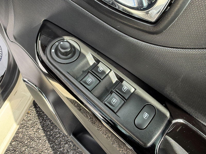 Renault Captur 1.5 dCi ENERGY Dynamique MediaNav Euro 5 (s/s) 5dr 5dr Manual 2014