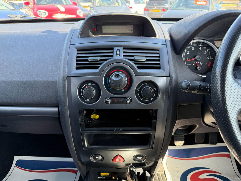 Renault Megane 1.6 VVT Dynamique 3dr 3dr Manual 2009