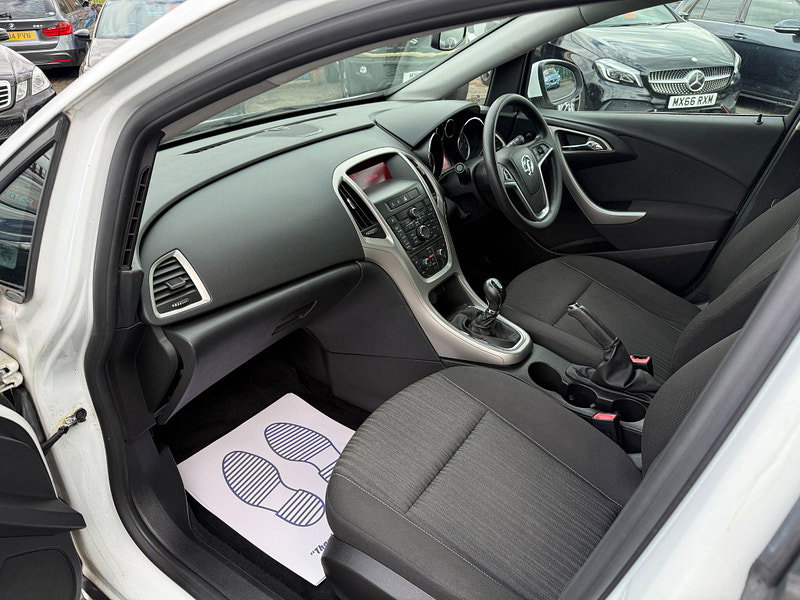 Vauxhall Astra 1.4 16v Excite Euro 5 5dr 5dr Manual 2011