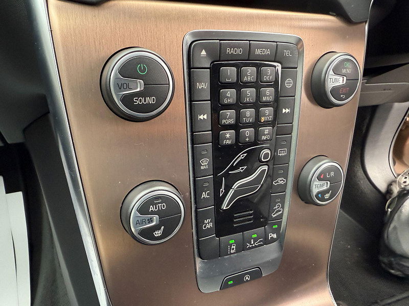 Volvo V40 Cross Country 2.0 T5 Lux Nav Auto AWD Euro 6 (s/s) 5dr 5dr Automatic 2015