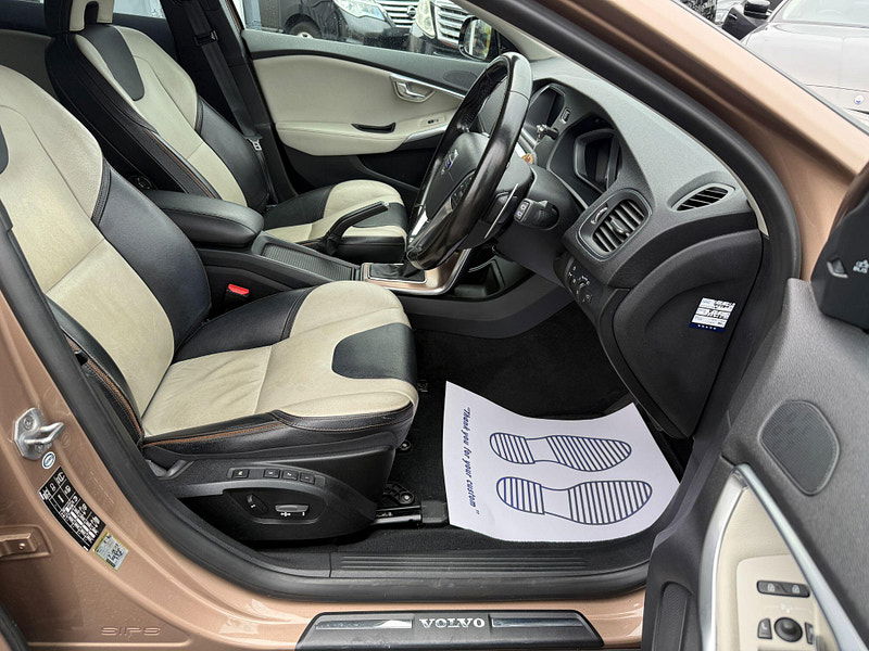 Volvo V40 Cross Country 2.0 T5 Lux Nav Auto AWD Euro 6 (s/s) 5dr 5dr Automatic 2015