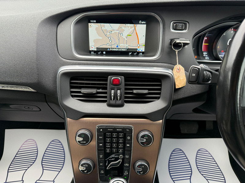 Volvo V40 Cross Country 2.0 T5 Lux Nav Auto AWD Euro 6 (s/s) 5dr 5dr Automatic 2015