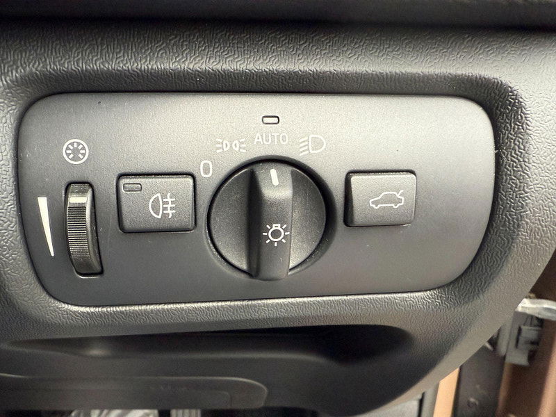 Volvo V40 Cross Country 2.0 T5 Lux Nav Auto AWD Euro 6 (s/s) 5dr 5dr Automatic 2015