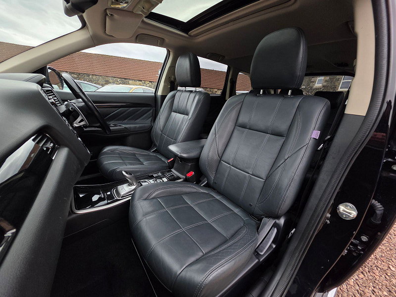 Mitsubishi Outlander 2.0h 12kWh 5h SUV 5dr Petrol Plug-in Hybrid CVT 4WD Euro 6 (s/s) (200 ps) 5dr Automatic 2026