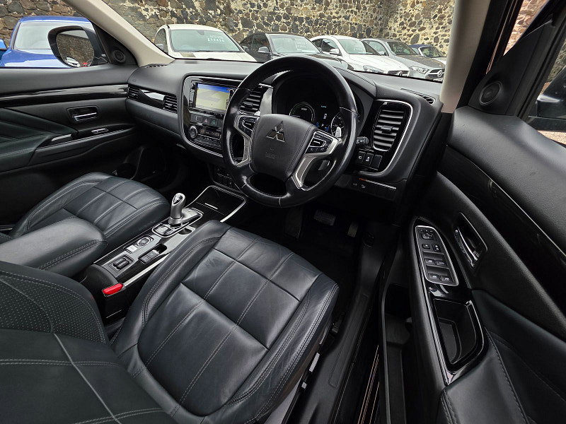 Mitsubishi Outlander 2.0h 12kWh 5h SUV 5dr Petrol Plug-in Hybrid CVT 4WD Euro 6 (s/s) (200 ps) 5dr Automatic 2026