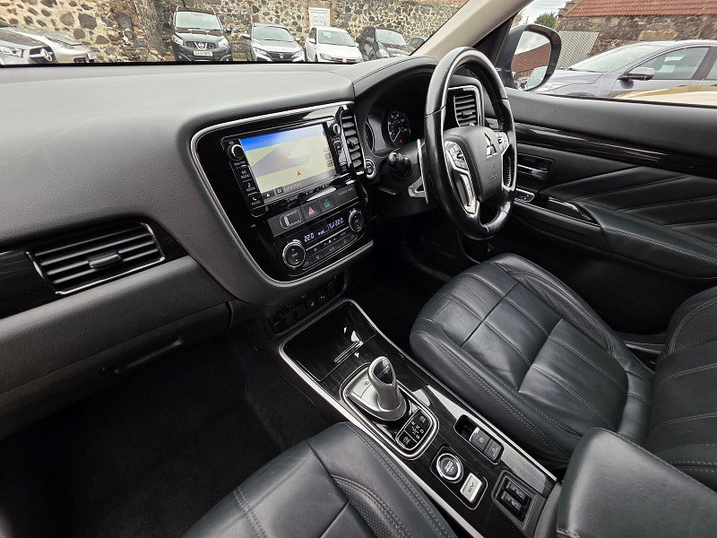 Mitsubishi Outlander 2.0h 12kWh 5h SUV 5dr Petrol Plug-in Hybrid CVT 4WD Euro 6 (s/s) (200 ps) 5dr Automatic 2026